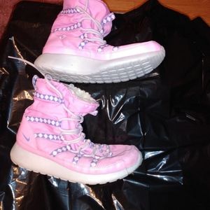 Nike snow boots 5y